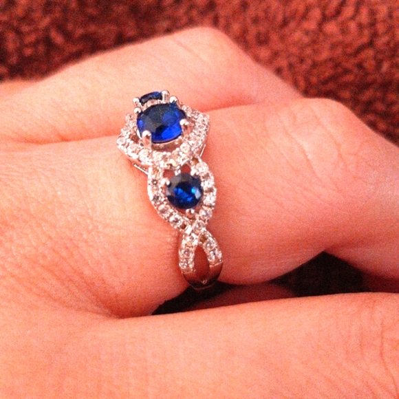 (7)💙🚨 Three Stone Sapphire with Rhinestones Ring🚨 - Picture 5 of 8